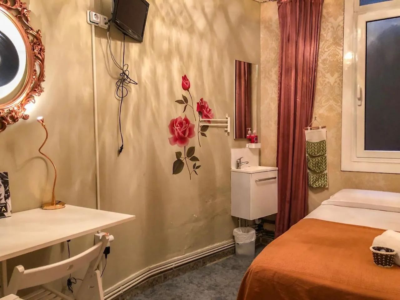 ** Guest house La Isla Hostal Barcelona Spain